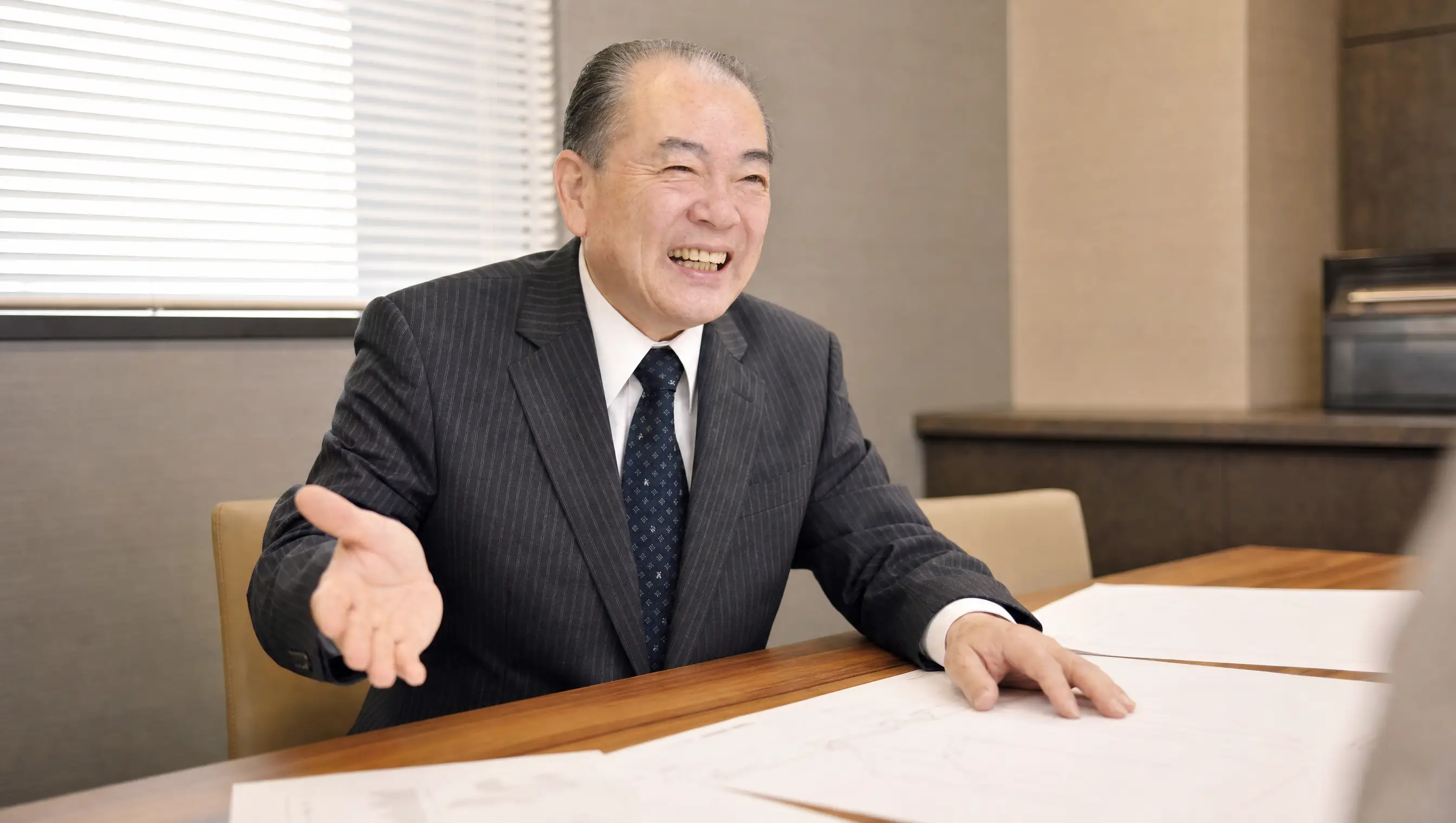 村山正憲氏が資料を説明する場面を描いたAI生成イメージ
