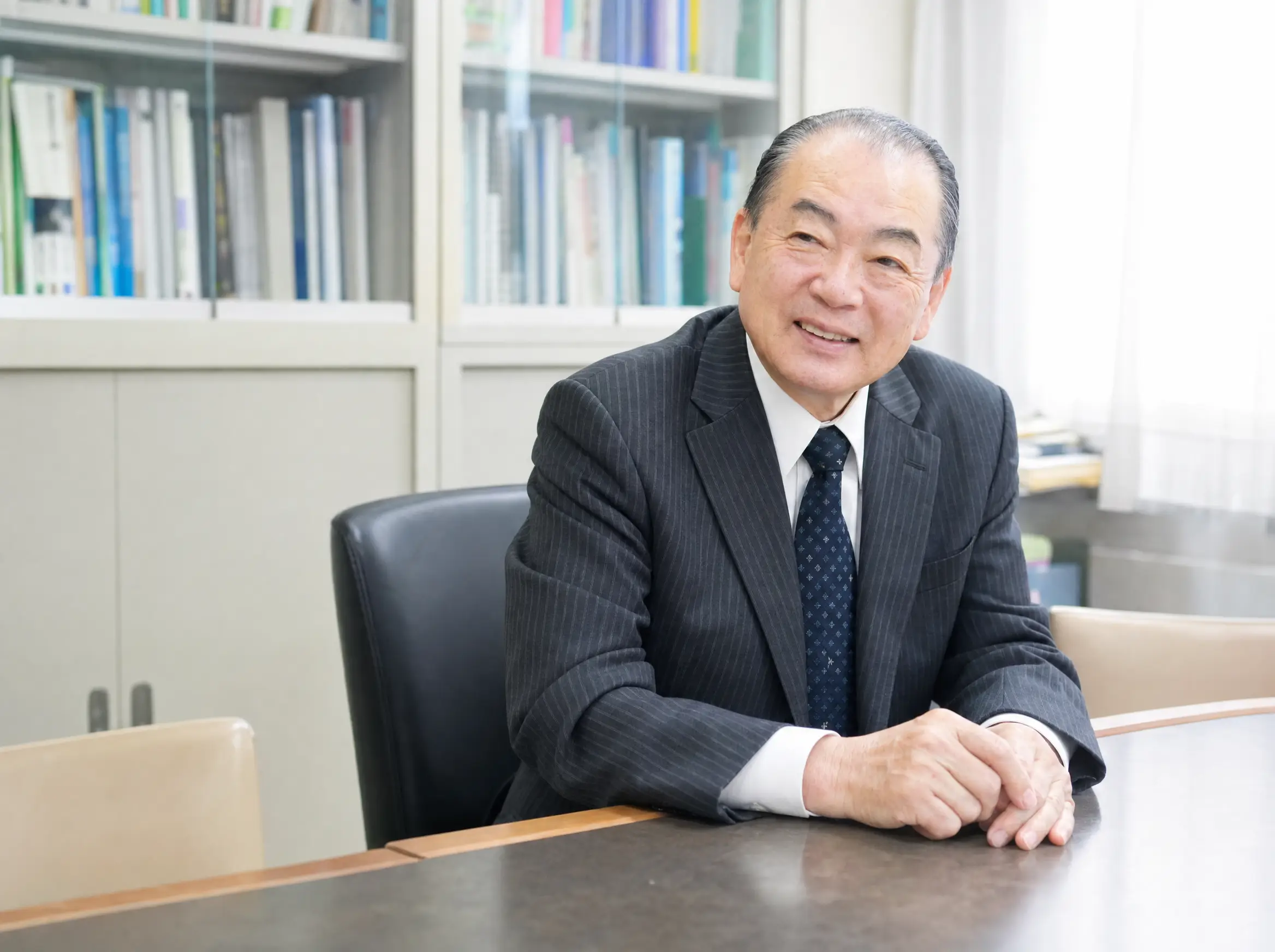 村山正憲氏が相手の話を聞く姿を描いたAI生成イメージ